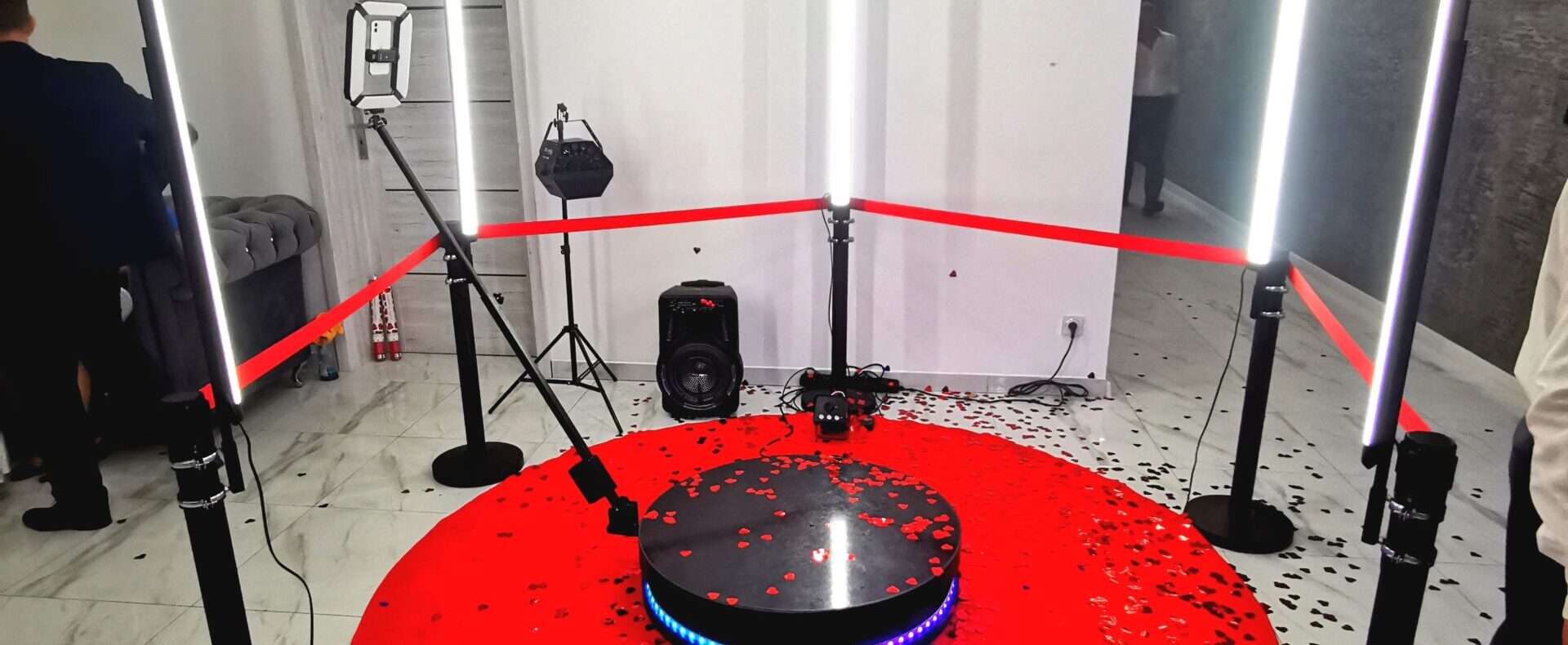 Video Booth 360 – Plattform auf rotem Teppich mit Konfetti in einem weißen Raum